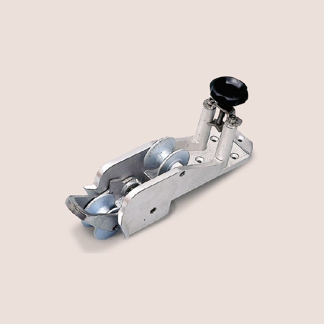 Art. 333.03 Anchor roller with pivoting front in aluminium